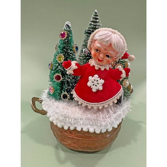 Price Reduced Vintage Mrs. Claus Assemblage in a Tin Pot - Picture 2 of 8
